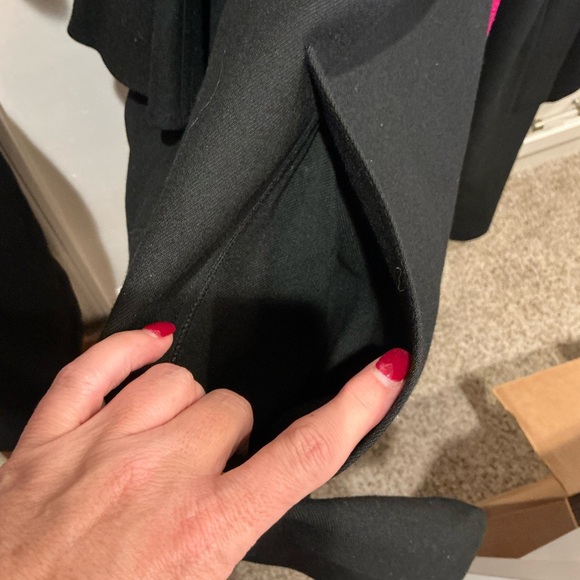 Louis Feraud Elegant Black Cape with Vibrant Pink Accent - Picture 6 of 15